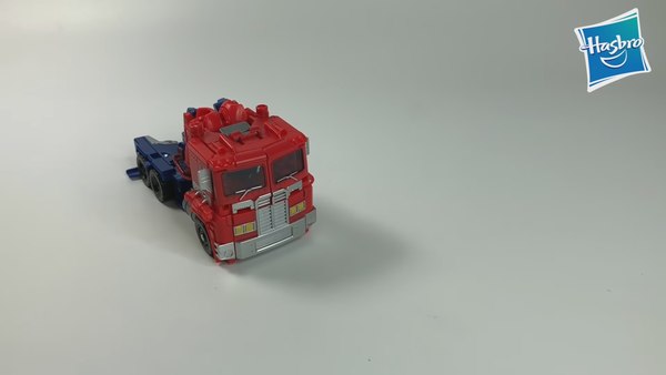 Power Of The Primes Leader Class Optimus Video Gives Detailed In Hand Look With Screencaps 22 (22 of 49)
